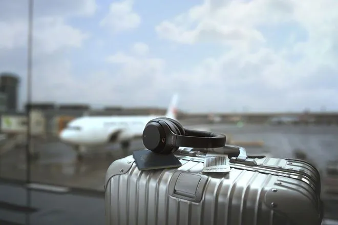 Dużo podróżujesz? Te słuchawki Sony pozwolą zachować kompletną ciszę