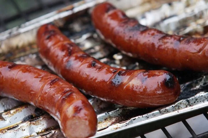 Pomysłowość Polaków nie zna granic – dwóch „inżynierów” stworzyło laser do nacinania kiełbasek