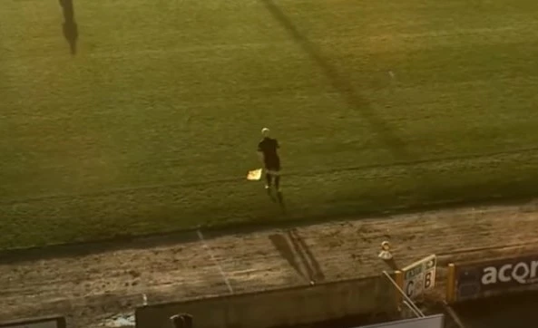 Sztuczna inteligencja pomyliła łysą głowę sędziego z piłką