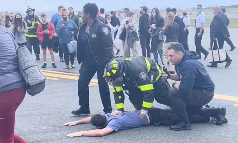 Pasażerka spanikowała myląc analogowy aparat z bombą. Samolot lądował awaryjnie (wideo)