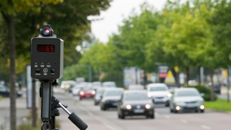 Te aplikacje dla kierowców pomogą Ci uniknąć mandatów