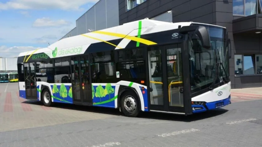 Pasażer autobusu w Krakowie puścił na smartfonie Barkę. Sprowokowała bójkę