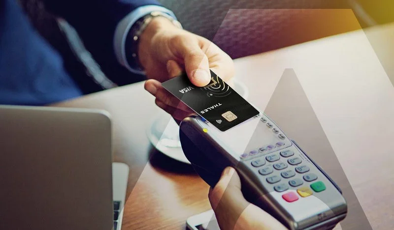 Przykładasz palec i płacisz zbliżeniowo. Pierwsza bezstykowa biometryczna karta płatnicza