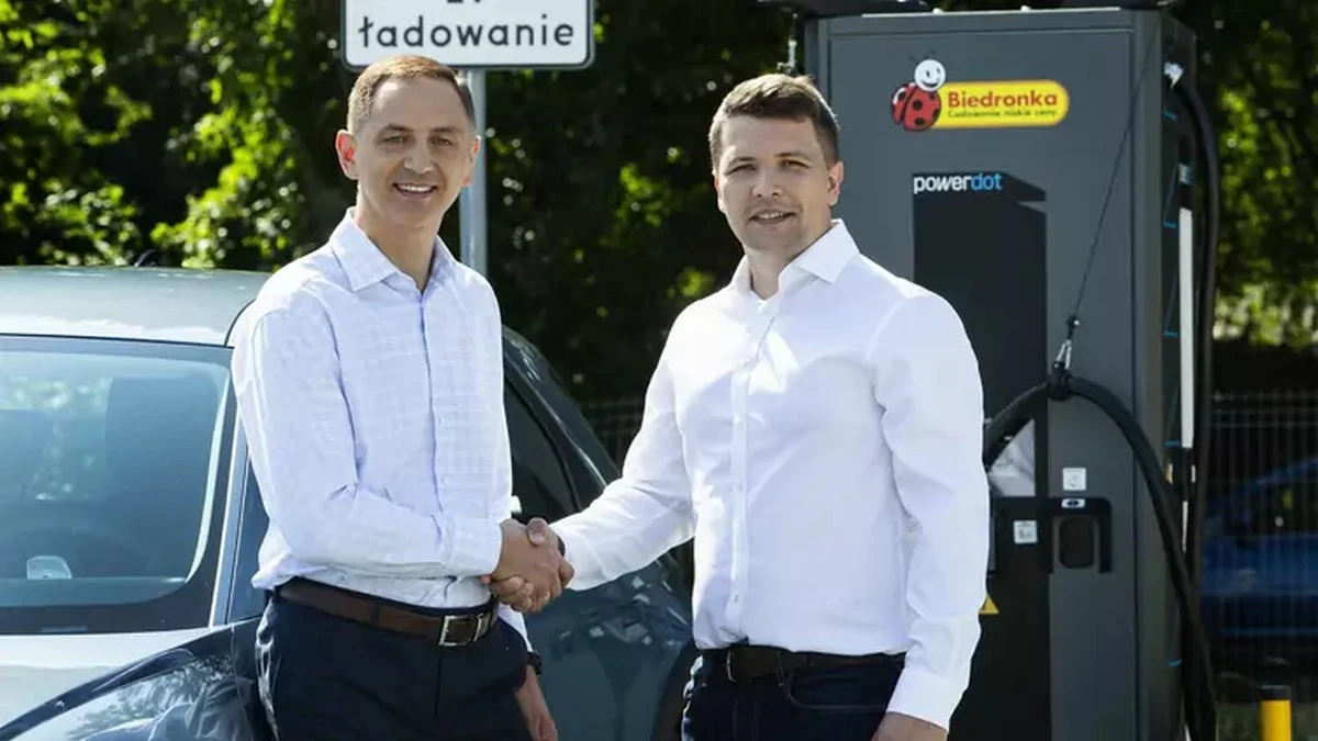 Przy sklepach Biedronka stanie 600 stacji ładowania samochodów elektrycznych