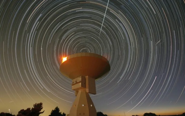 Tajemnica błysków radiowych się pogłębia. Coś wytworzyło 1652 błyski w 47 dni