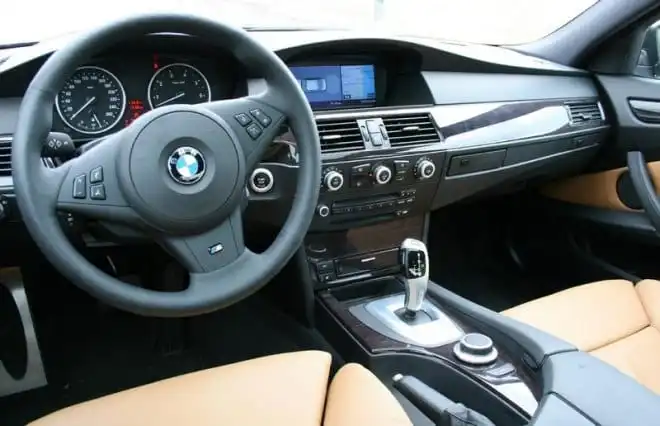 Ukradł samochód. Inteligentny system uwięził go w środku