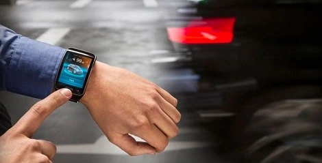 Ten samochód zaparkujesz za pomocą… zegarka