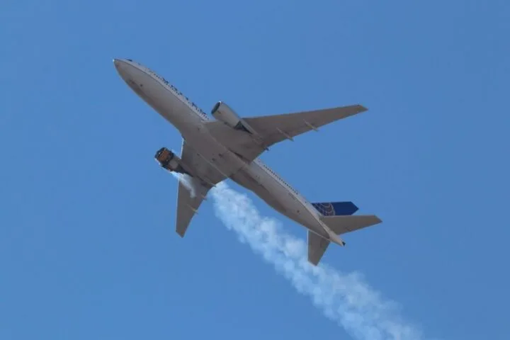 Pożar silnika Boeinga 777. Części spadały na ziemię (wideo)