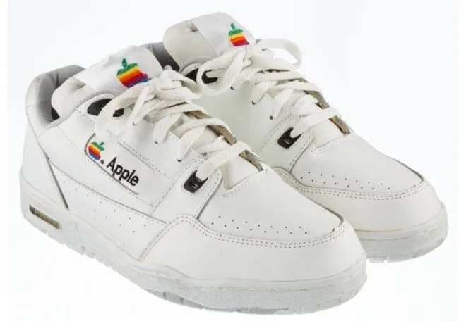 Unikalne buty Apple wystawione na aukcji. Ile są warte?