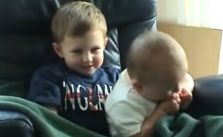 Charlie ugryzł jego palec. Sprzedali token NFT za 2,8 mln złotych