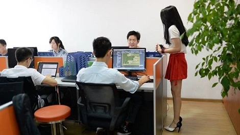 Jak podnieść wydajność programistów? Zatrudnić cheerleaderkę