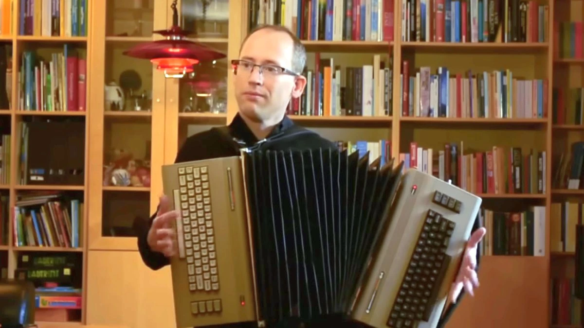 Internauta przerobił dwa Commodore 64 i dyskietki 5.25-cala na grający akordeon