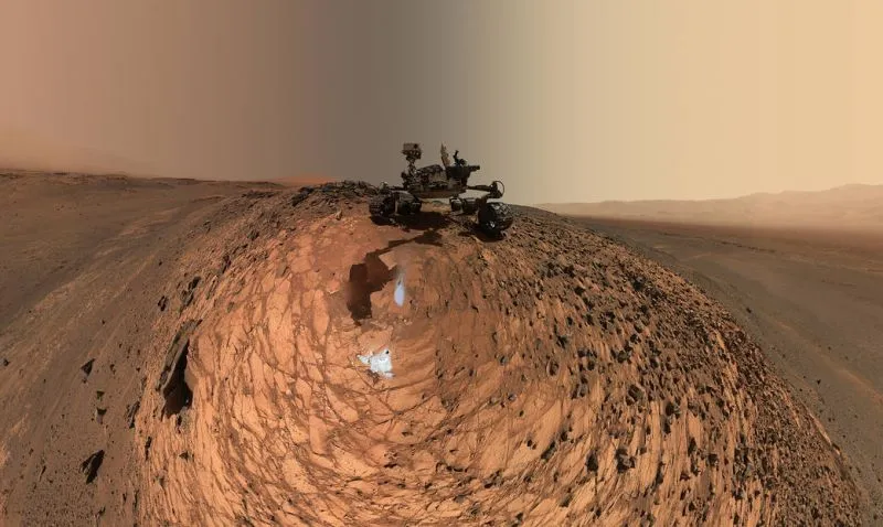 Łazik Curiosity sfotografował na Marsie drzwi w skale. Czy to dzieło obcych?