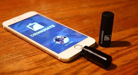 DrinkMate – najmniejszy alkomat na świecie alkomat, który podłączysz do smartfona