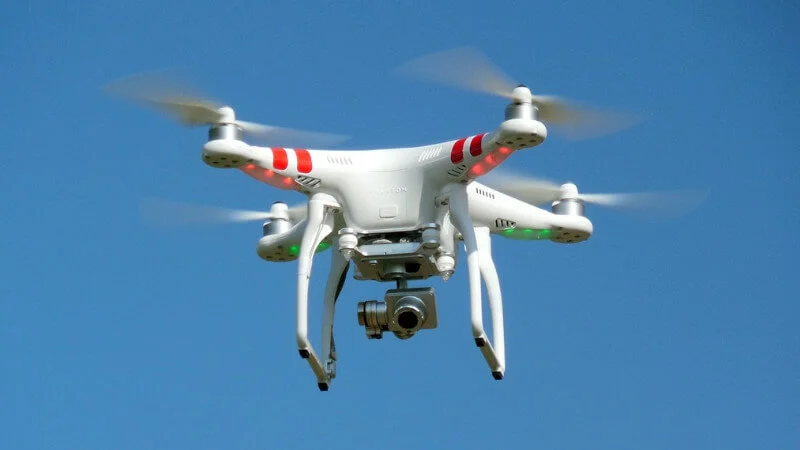 Co robić, gdy dron ląduje awaryjnie w wodzie? Ten gość… popłynął