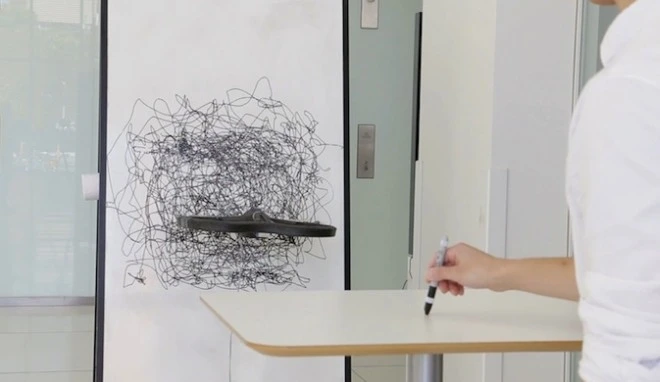 Ten dron nie tylko lata, on… maluje