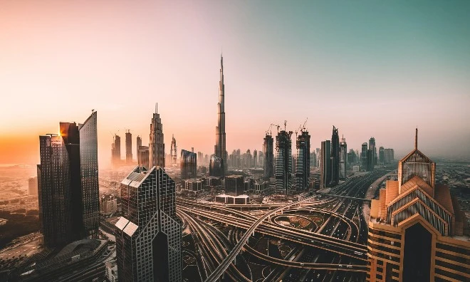 W Dubaju jest tak gorąco, że rząd używa dronów do… wywołania deszczu