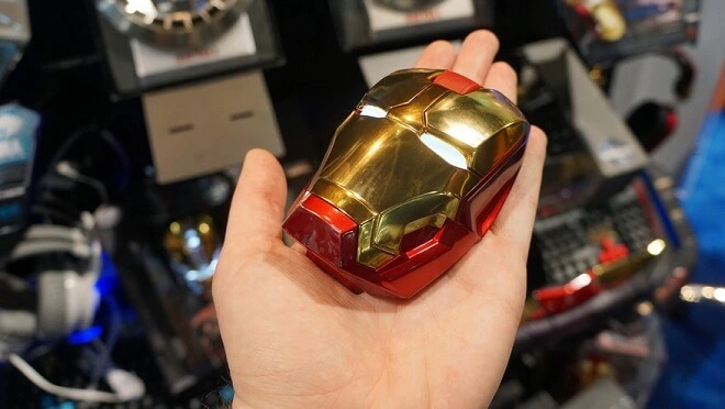 Myszka, która wygląda jak głowa Iron Mana