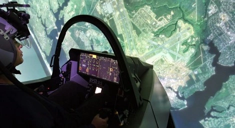 55-letnia kobieta kontroluje myśliwiec siłą umysłu. To prawdziwy przełom!