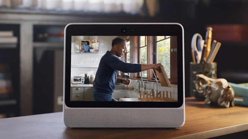 Pracownicy Facebooka przyłapani na recenzowaniu swoich własnych urządzeń