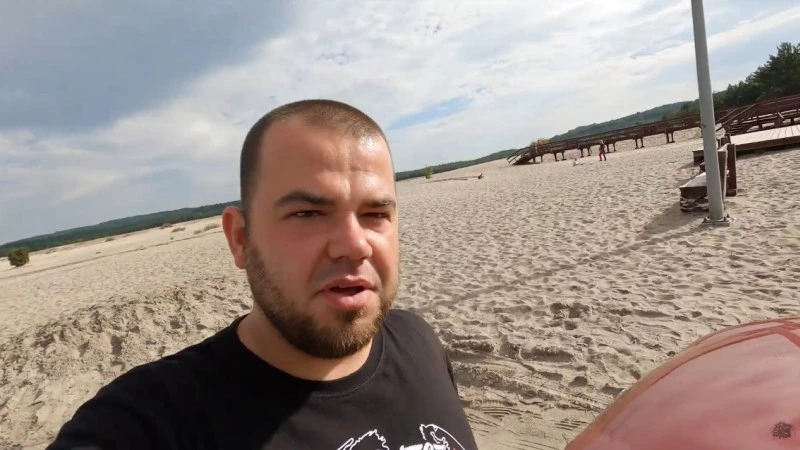 Polski YouTuber zakopał się autem na Pustyni Błędowskiej. Nie spotkała go kara (wideo)