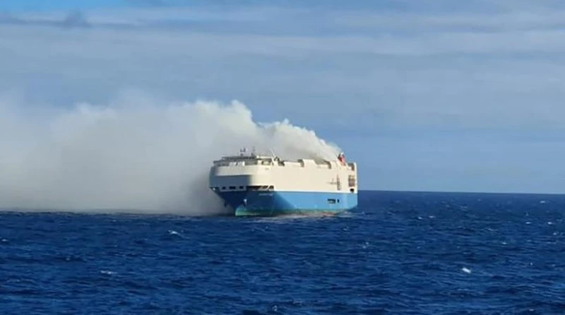 Gigantyczny pożar samochodowca. Płoną lamborghini i porsche (wideo)