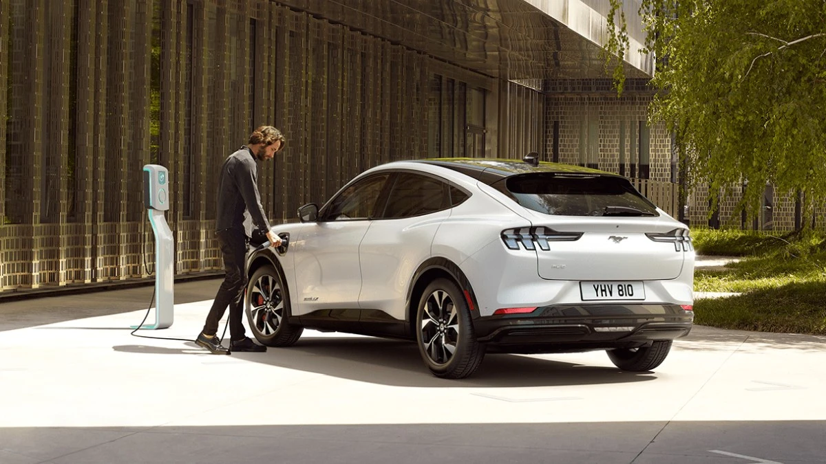 Samochody elektryczne to poważne zagrożenie dla innych pojazdów. O tym się nie mówi