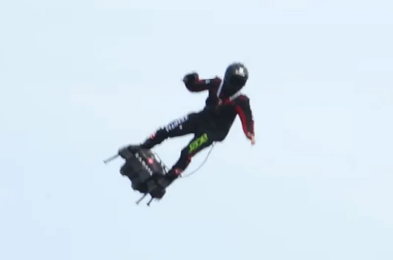 Franky Zapata przeleciał nad kanałem La Manche na flyboardzie!