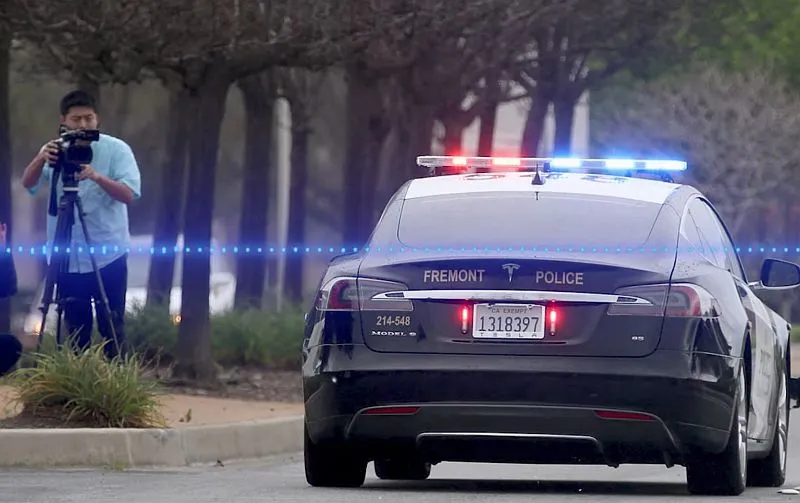 Policyjna Tesla rozładowała się w trakcie pościgu – wpadka w USA