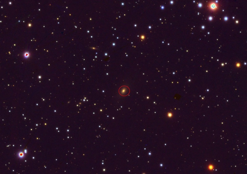 Jądro tej odległej galaktyki wygląda jak TIE Fighter ze Star Wars