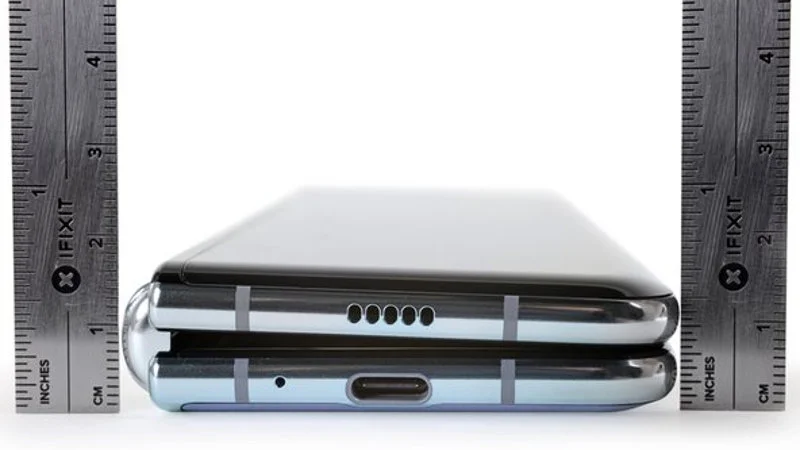 iFixit ocenia wytrzymałość Galaxy Fold: niepokojąco kruchy