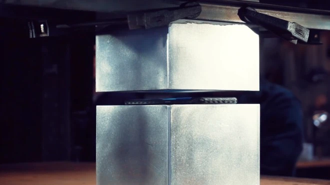 Samsung Galaxy S7 Edge kontra prasa hydrauliczna (wideo)