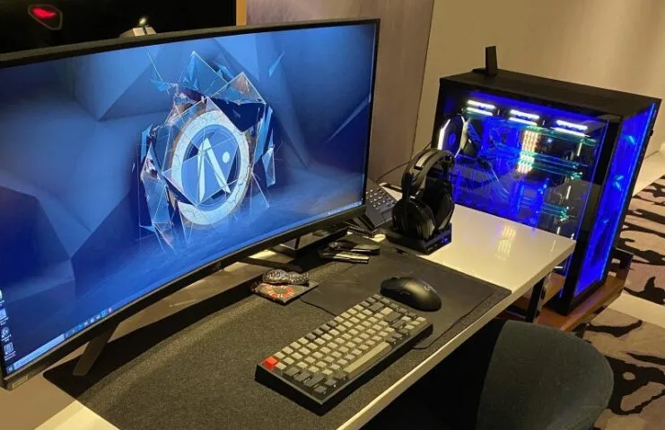 Mężczyzna na kwarantannie zmienił pokój hotelowy w raj każdego gracza