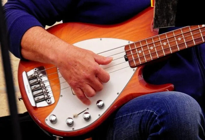 Sztuczna inteligencja gra na YouTube niekończące się basowe solo