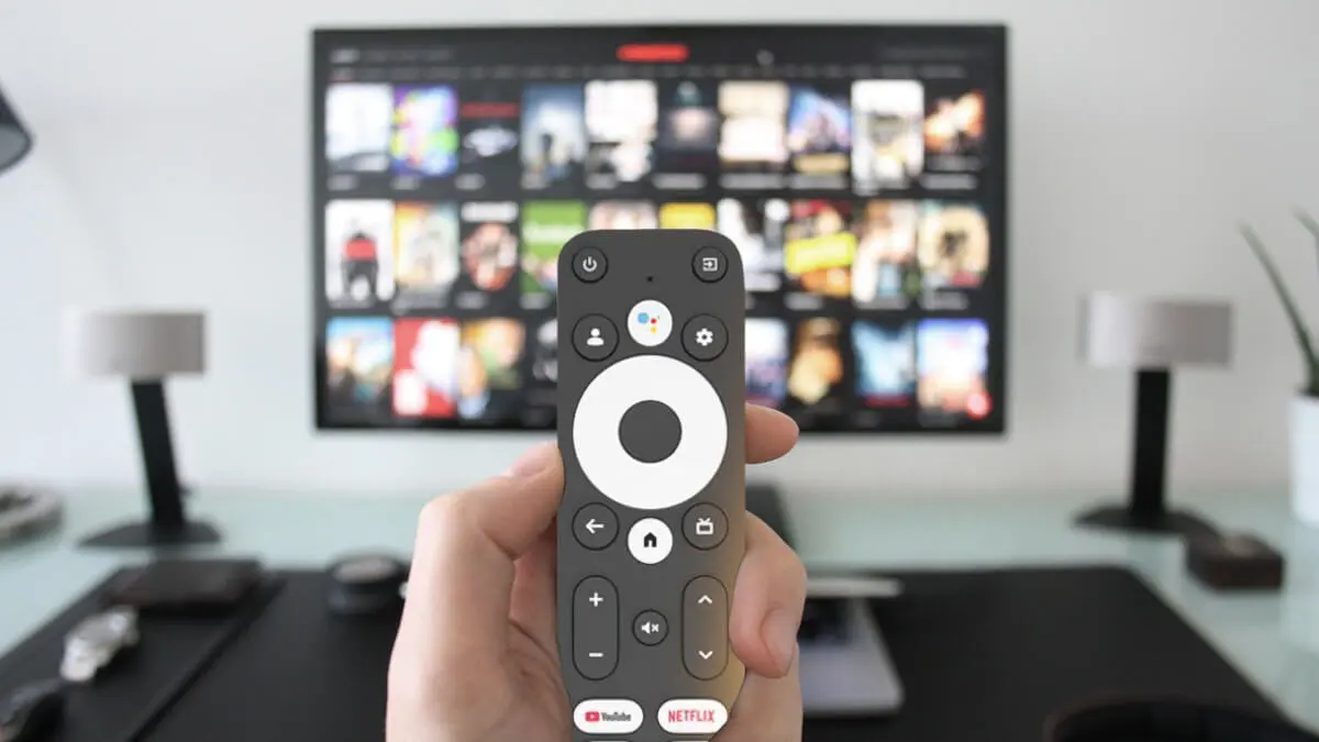 Piloty telewizorów z Google TV będą same się ładować. Koniec z wymianą baterii