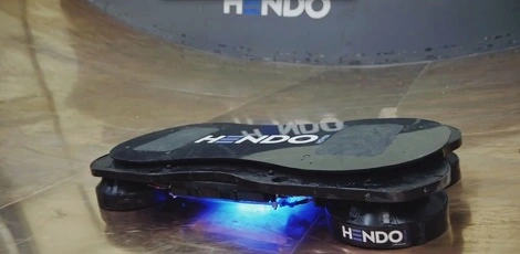 Zobacz, jak Tony Hawk jeździ na deskolotce (wideo)