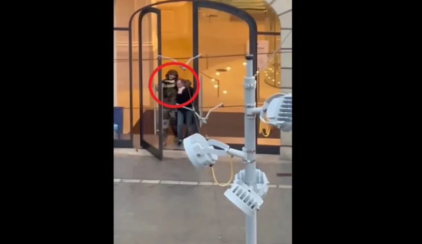 Atak na sklep Apple w Amsterdamie. Napastnik nie żyje (wideo)