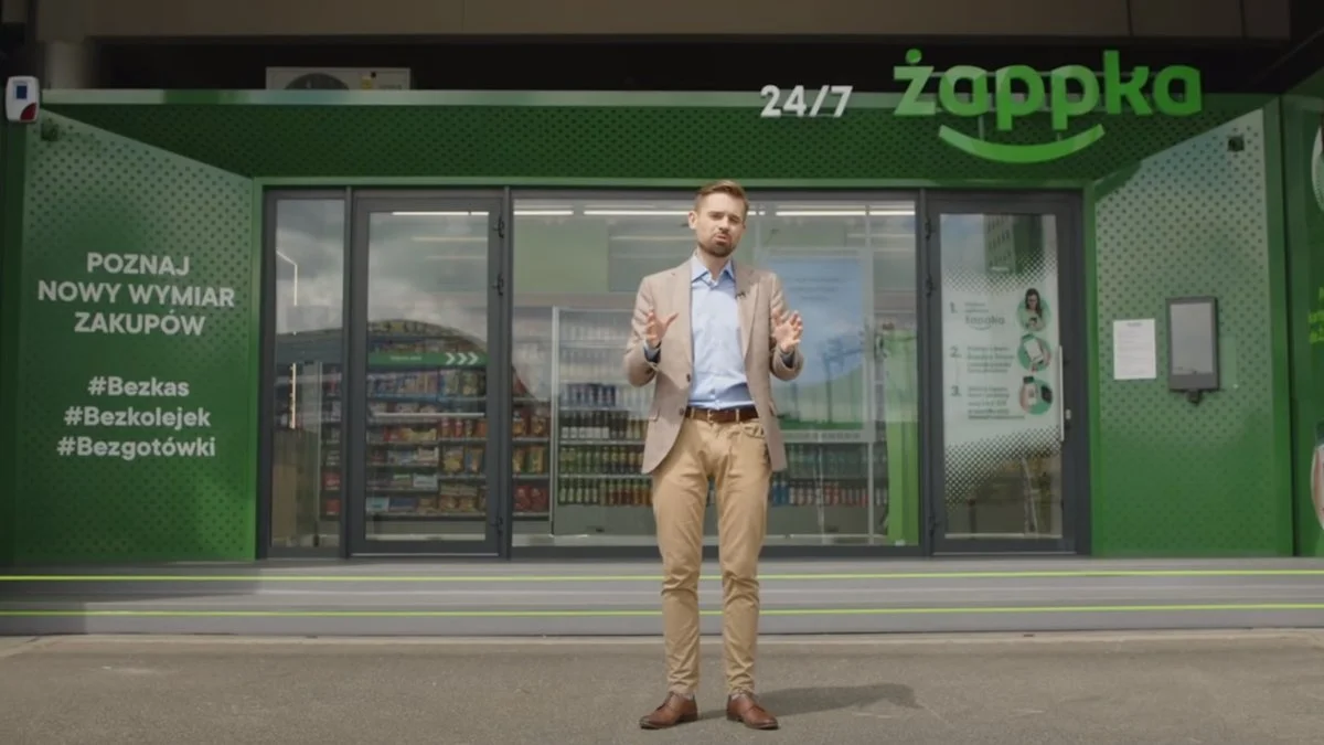 Roboty zaczną robić hot-dogi w Żabkach. Rewolucja?