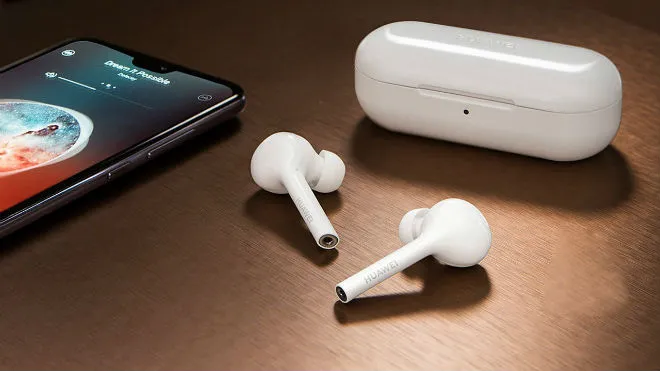Te słuchawki Huawei mogą ładować się przez… obudowę smartfona