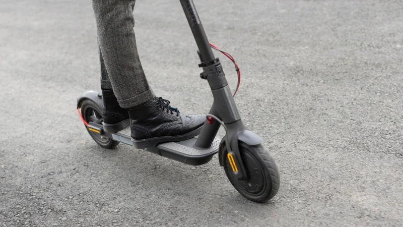 80-latek ukarany za jazdę hulajnogą. Wysokość kary może zaskakiwać