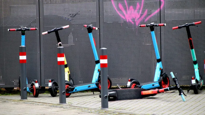 Hulajnoga elektryczna wybuchła w mieszkaniu. Nagranie szokuje