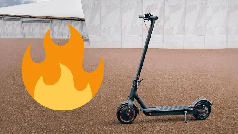 Pilnuj ładowanego sprzętu. Ta hulajnoga elektryczna zamieniała się w kulę ognia [wideo]
