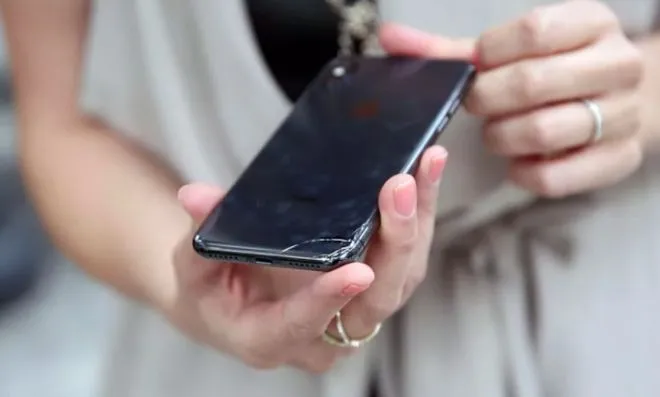 Co się stanie gdy upuścimy nowego iPhone X? Zobacz testy (wideo)