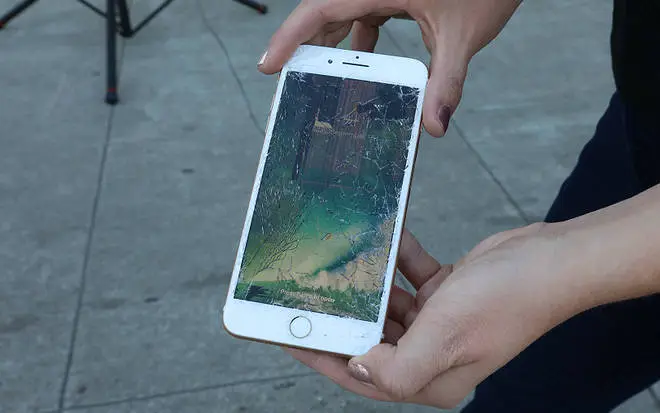 iPhone 7 i 7 Plus w testach odporności. Chodnik zawsze wygrywa