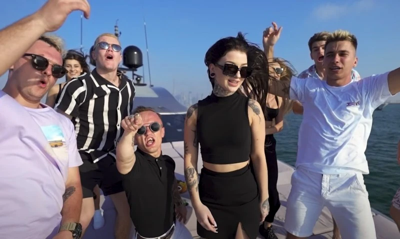 Influencerzy ze strachu przez UOKiK lawinowo oznaczają sponsorowane treści