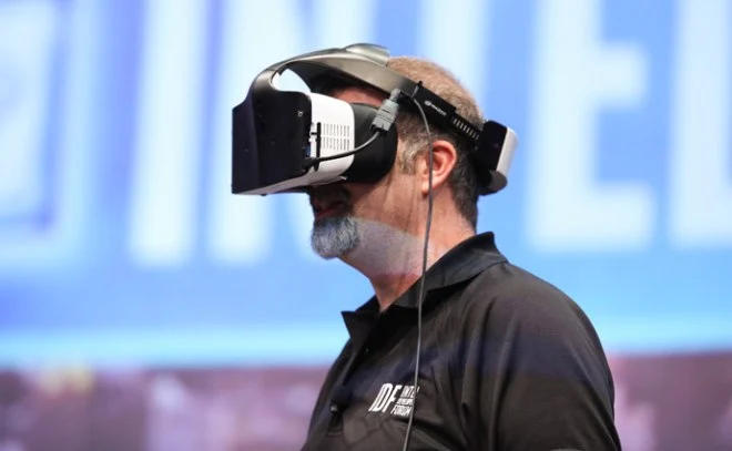 Intel zaprezentował bezprzewodowe gogle wirtualnej rzeczywistości