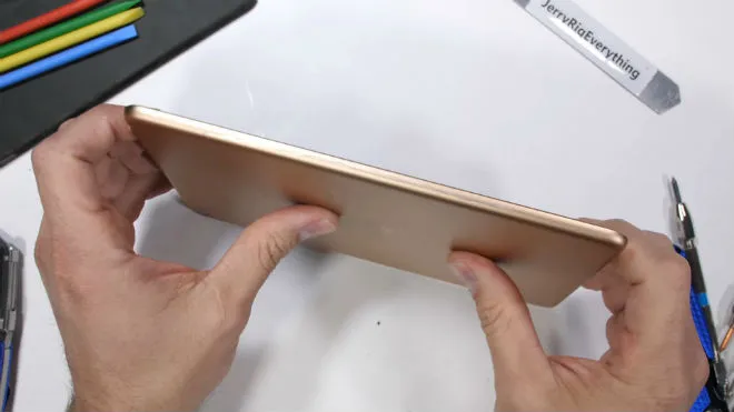 Nowy iPad Mini wygina się, jakby był z plastiku