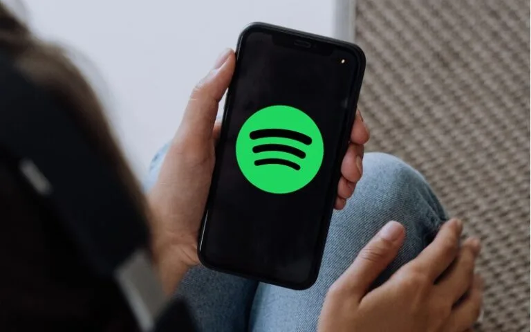 Twój iPhone szybko się rozładowuje? To wina Spotify