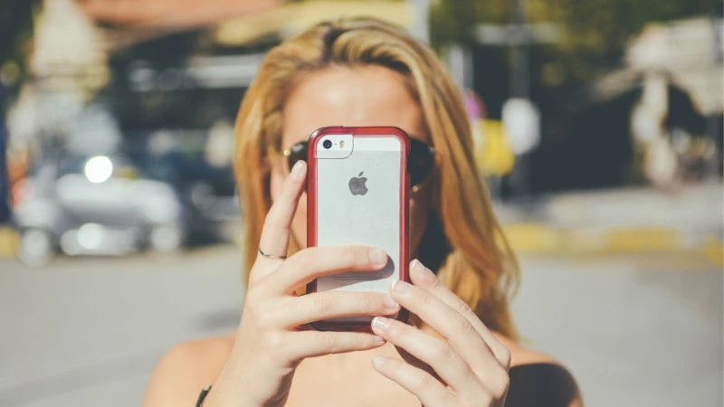 Jak zamienić logo Apple w dodatkowy przycisk iPhone’a?