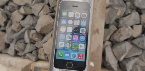 Niezwykły test iPhone 5s. Przejechał po nim pociąg! (wideo)